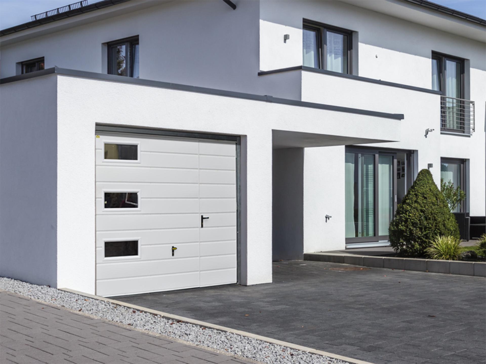 Automatyczna czy ręczna? Porównanie systemów otwierania bram garażowych